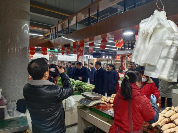 市委書記胡亞波帶隊(duì)至市場(chǎng)運(yùn)營公司所屬象山市場(chǎng)開展安全生產(chǎn)和物資保供檢查活動(dòng)(2)293.png